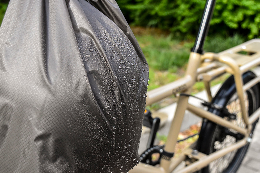 【耐水、防汚機能素材のCORDURA RIP を採用】